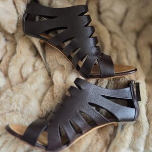 Giuseppe Zanotti Leather Caged Heels Silver Sculptural Heel Sz 8.5 Made in Italy